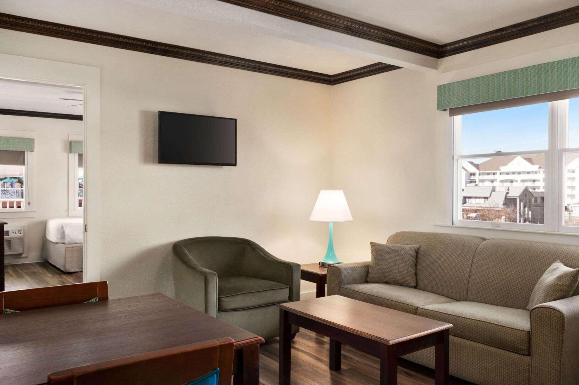 Days By Wyndham Oceanfront Hotel